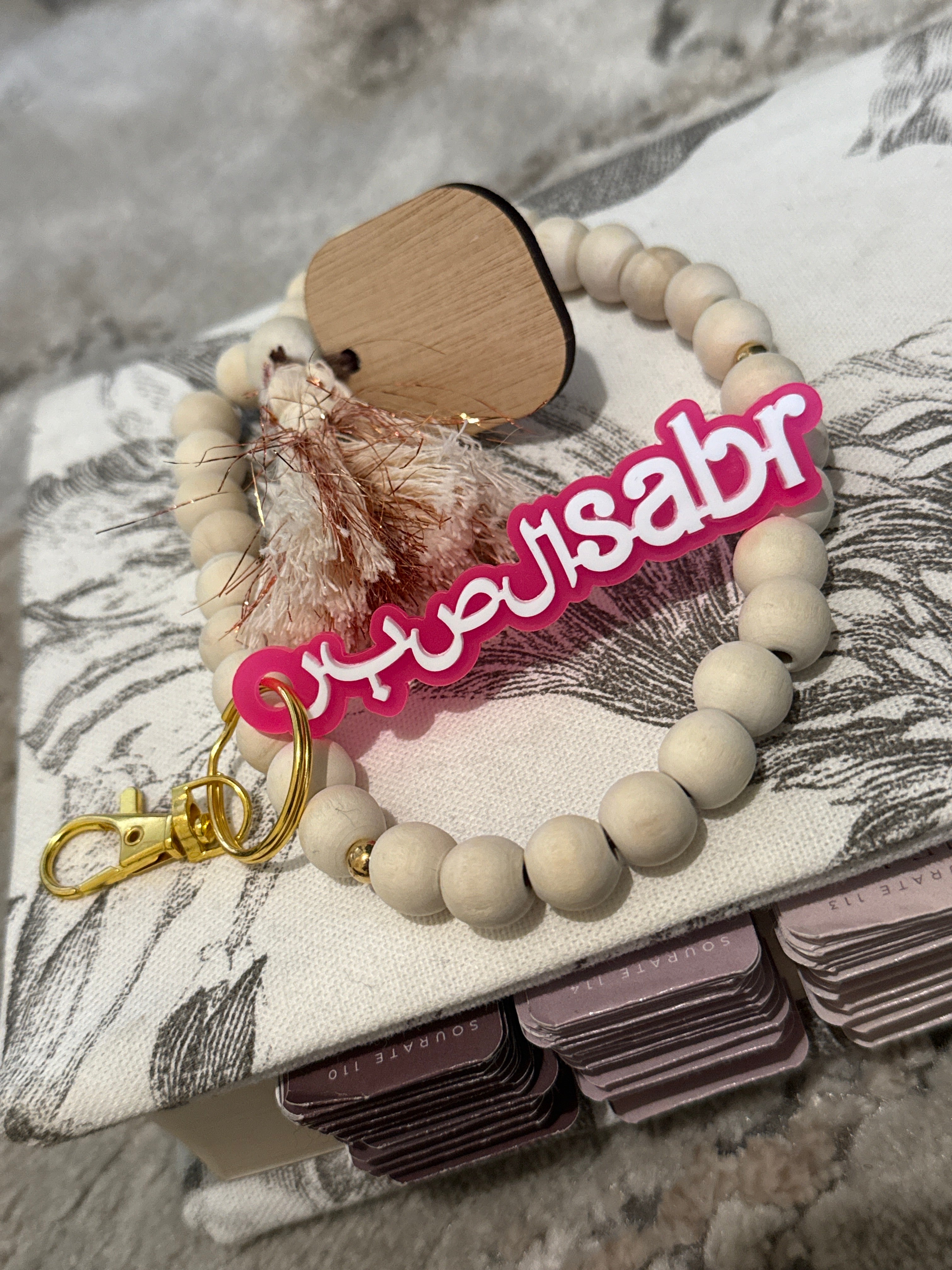 Porte-clés SABR (صبر) – Plexi blanc & fond rose fluo | Cadeau original