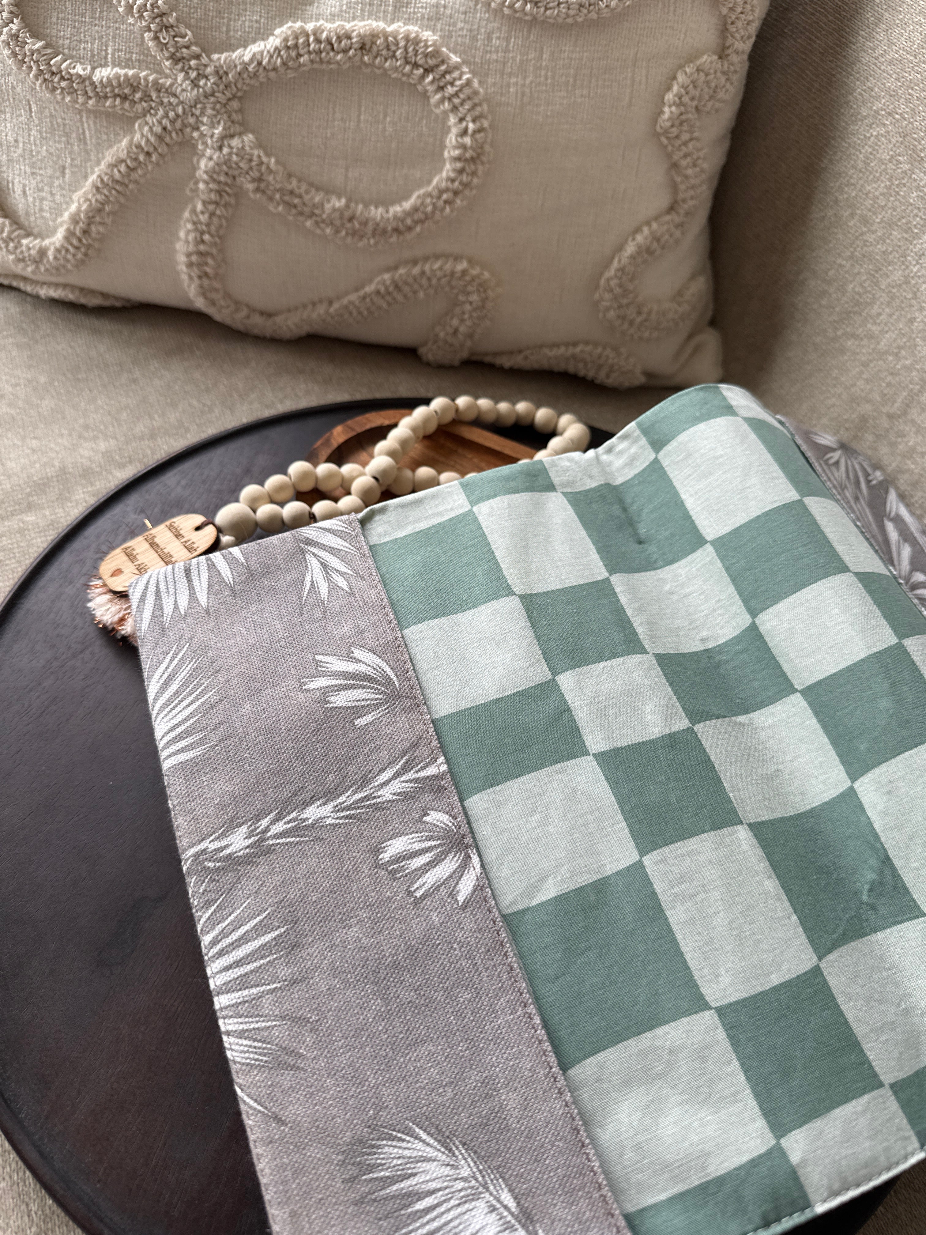 Protège coran - taille moyen tawbah- réversible - vert vichy et grey palmier