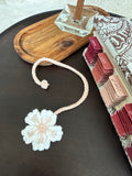 L’accessoire indispensable : un marque-page fleur en crochet, chic et intemporel.
