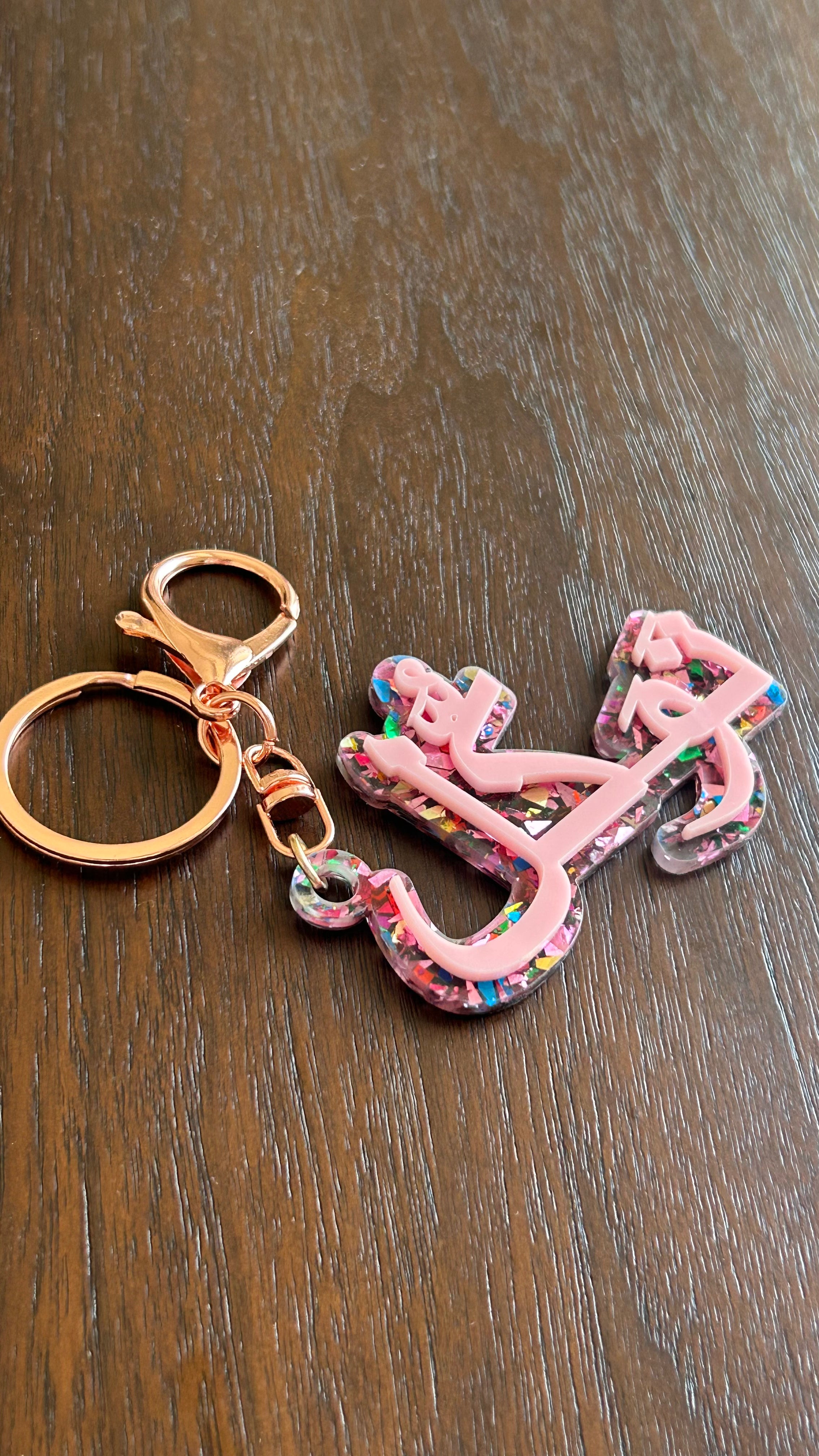Porte-clés TAWAKKUL – Rose & Paillettes Plexi